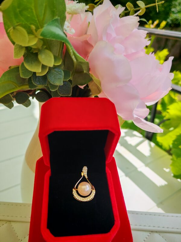 Élégant pendentif en perle d’eau douce et en cuivre plaqué or