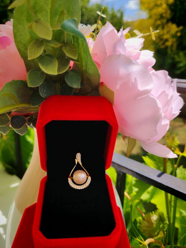 Élégant pendentif en perle d’eau douce et en cuivre plaqué or