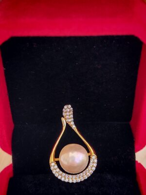 Élégant pendentif en perle d’eau douce et en cuivre plaqué or
