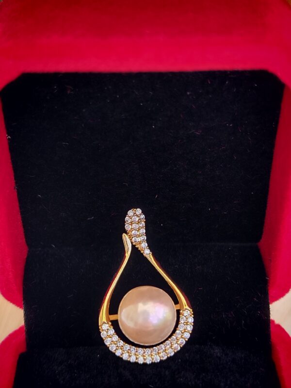 Élégant pendentif en perle d’eau douce et en cuivre plaqué or