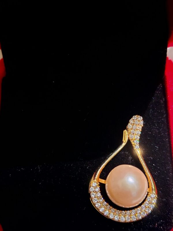 Élégant pendentif en perle d’eau douce et en cuivre plaqué or