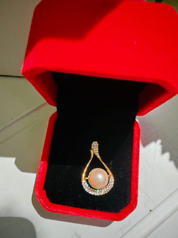 Élégant pendentif en perle d’eau douce et en cuivre plaqué or