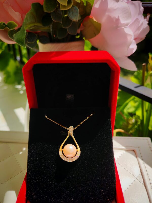 Élégant pendentif en perle d’eau douce et en cuivre plaqué or