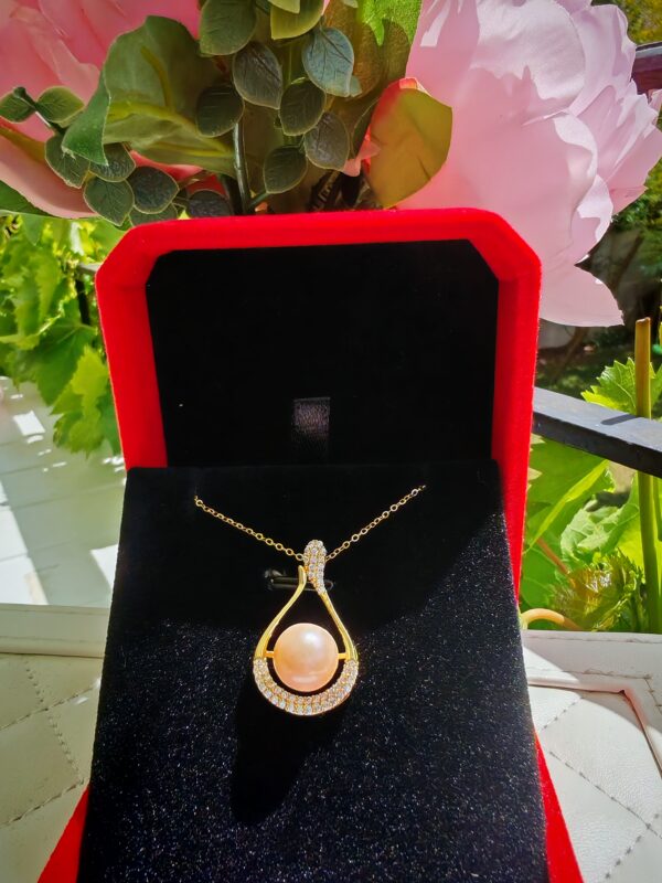 Élégant pendentif en perle d’eau douce et en cuivre plaqué or