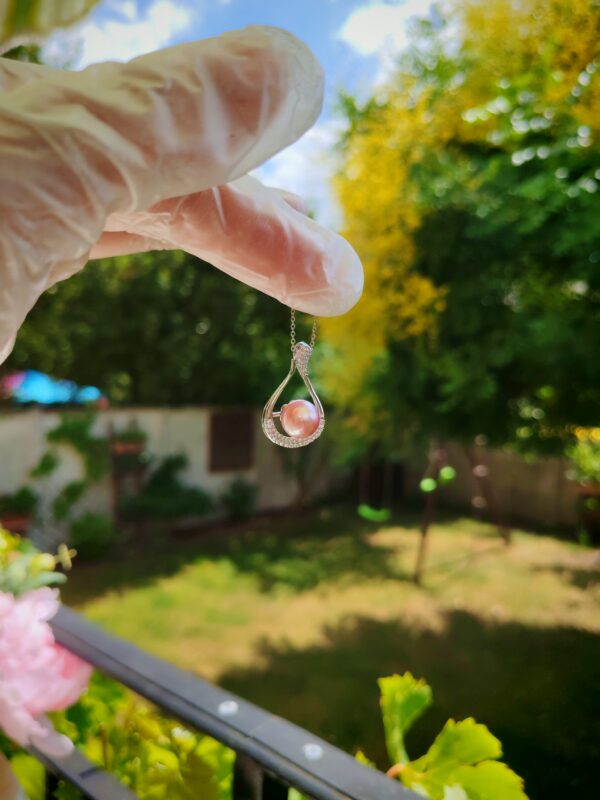 Élégant pendentif en perle d’eau douce et en cuivre plaqué or blanc