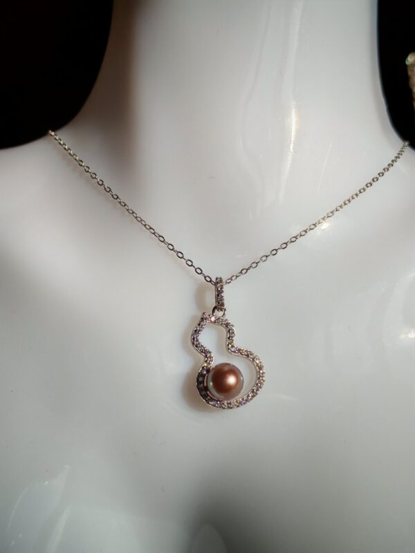 2025/09/1000016394-scaled.jpg Collier pendentif perle violet argent sterling plaqué or blanc